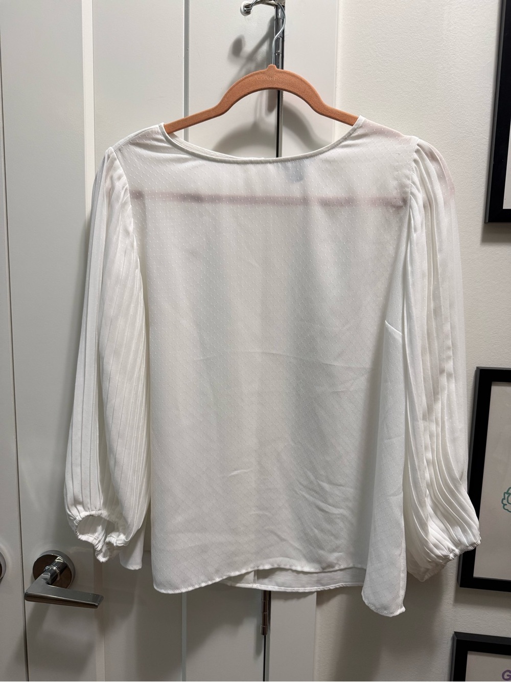 RW&CO. White Pleated-Sleeve Blouse